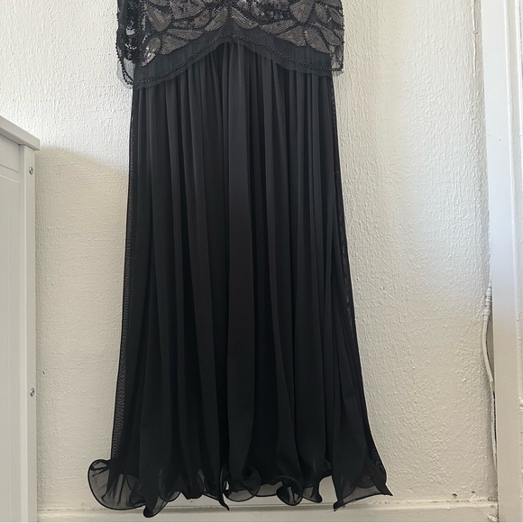 Maxi black period style sequined sleeveless gown with flowy material. - Picture 5 of 13